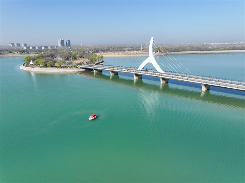 3月22日，在山東省聊城市茌平區(qū)金牛湖國(guó)家濕地公園，工作人員在巡湖。