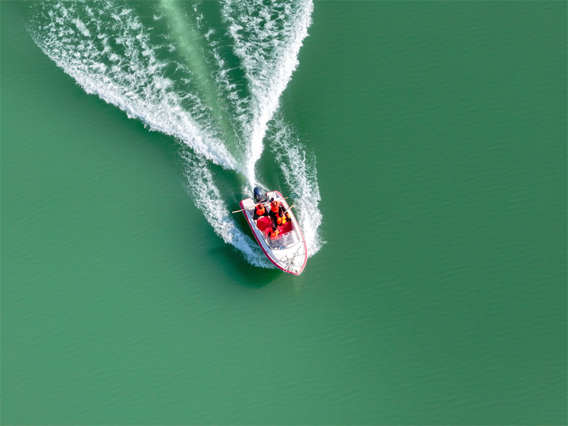 3月22日，在山東省聊城市茌平區(qū)金牛湖國(guó)家濕地公園，工作人員在巡湖。