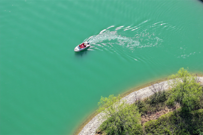 3月22日，在山東省聊城市茌平區(qū)金牛湖國(guó)家濕地公園，工作人員在巡湖。