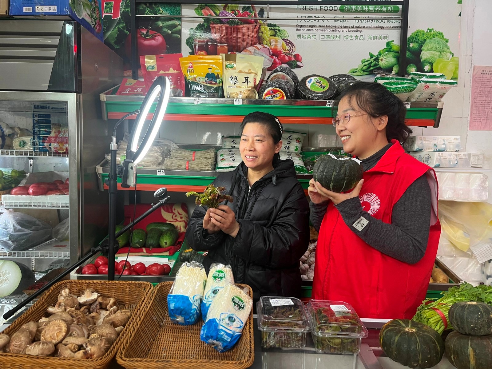 圖2：葛瑩（右）協(xié)助劉芳芳開展線上直播，分享健康飲食小技巧