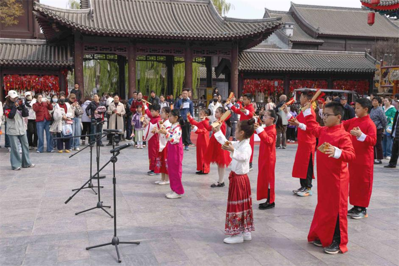 孩子們朗誦古詩(shī)“清明”、“寒食”和現(xiàn)代詩(shī)“我愛你祖國(guó)”，弘揚(yáng)家國(guó)情懷。鄭玉竹攝