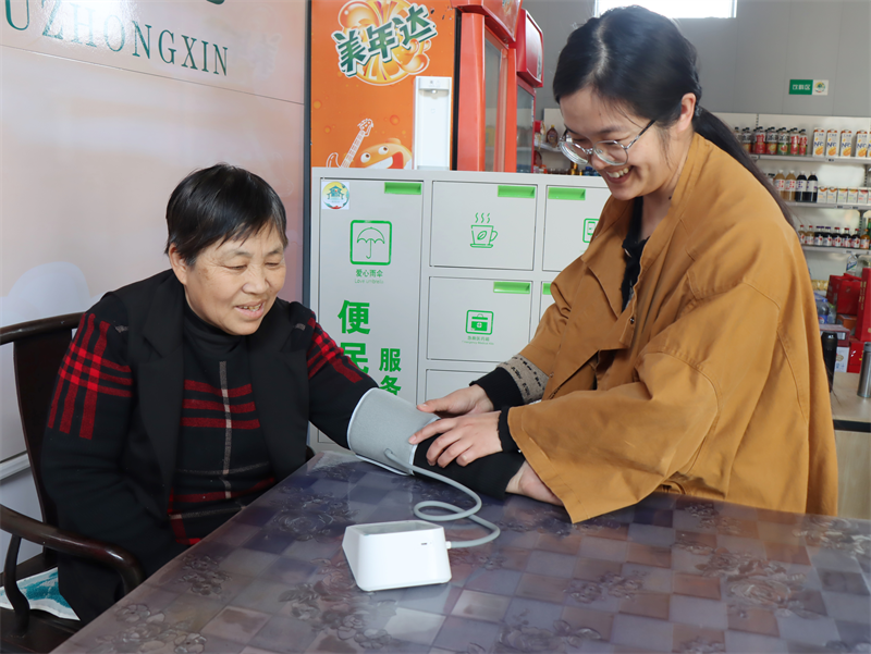 社區(qū)居民在“服務(wù)驛站”測(cè)量血壓