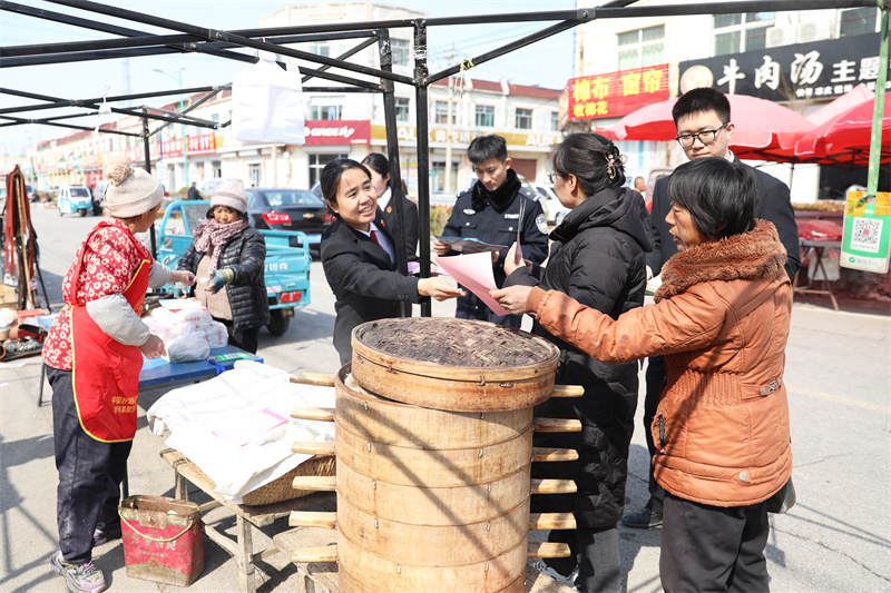 2025年3月4日農(nóng)歷二月初五，在三八婦女節(jié)、消費者權(quán)益保護日即將到來之際，商河法院龍桑寺法庭干警為切實提升群眾法律意識，保護群眾合法權(quán)益，借助龍桑寺大集的機會，前往大集、入戶門店，為普通民眾、商戶送法上門，宣傳民法典、消費者權(quán)益法等法律法規(guī)，同時對民眾進行反詐教育。