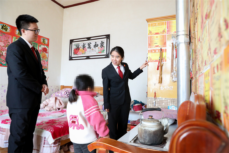 2025年1月10日，為查明一起正在審理的相鄰權(quán)糾紛案件事實，商河法院龍桑寺法庭王芝靜帶領(lǐng)法官助理和書記員前往韓廟鎮(zhèn)店子張村進行實地調(diào)查，入戶了解。