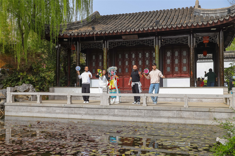 2025年4月17日，在山東省青島世博園江蘇園景區(qū)，京劇老師指導(dǎo)外國留學(xué)生學(xué)習(xí)京劇表演。張鷹 攝 