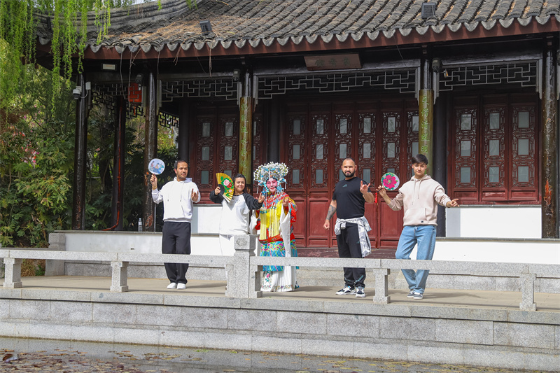 2025年4月17日，在山東省青島世博園江蘇園景區(qū)，京劇老師指導(dǎo)外國留學(xué)生學(xué)習(xí)京劇表演。張鷹 攝