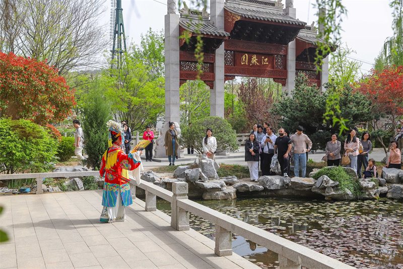 2025年4月17日，在山東省青島世博園江蘇園景區(qū)，京劇演員為大家表演梅派名段《貴妃醉酒》。張鷹 攝
