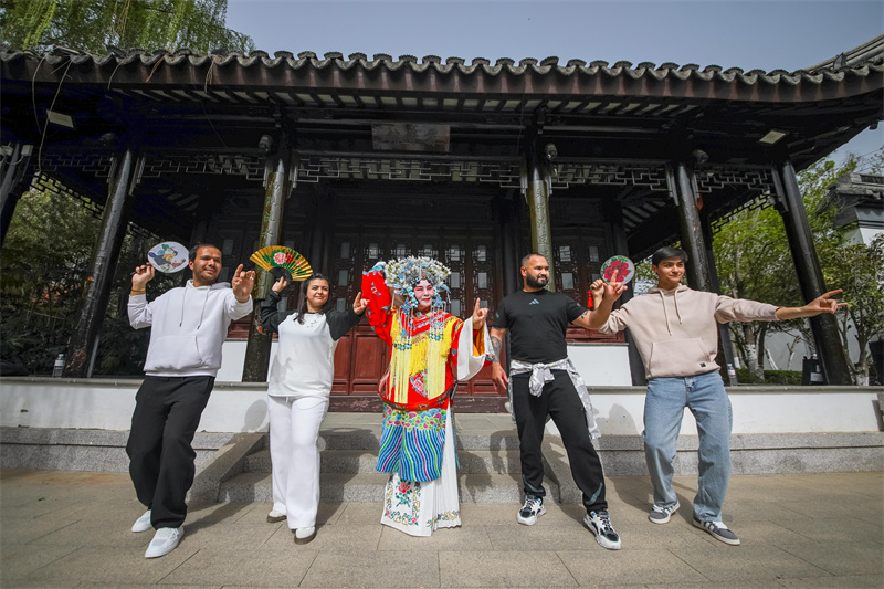 2025年4月17日，在山東省青島世博園江蘇園景區(qū)，外國留學(xué)生沉浸式學(xué)習(xí)京劇表演。張鷹 攝 
