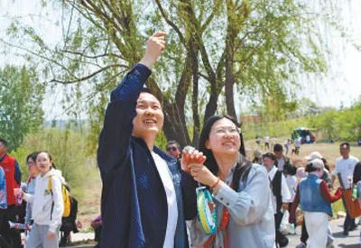 4月20日，游客在風(fēng)箏會(huì)放風(fēng)箏。本報(bào)記者 張 曾攝