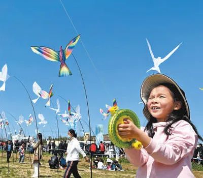 4月19日，小朋友在風(fēng)箏會(huì)放風(fēng)箏。本報(bào)記者 趙永新攝