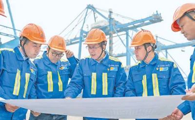 張連鋼（中）與團(tuán)隊(duì)成員討論自動(dòng)化碼頭設(shè)計(jì)方案。資料圖片