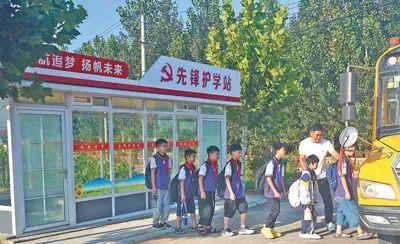 圖為蒙陰縣常路鎮(zhèn)開展“黨員同做一件事·先鋒護(hù)學(xué)站”活動，黨員在引導(dǎo)孩子們候車上車。張紀(jì)增攝