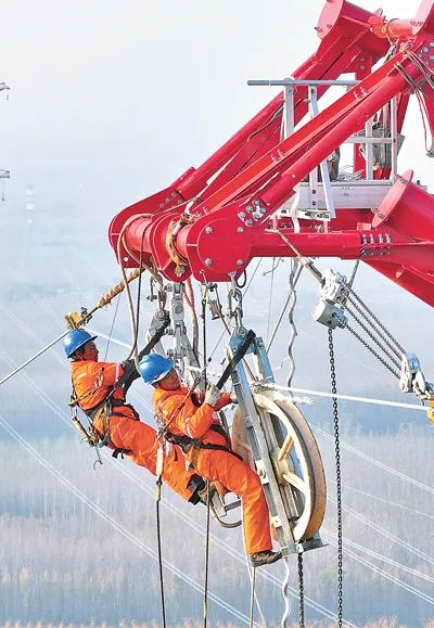 隴東—山東工程山東段，工人在高空作業(yè)。