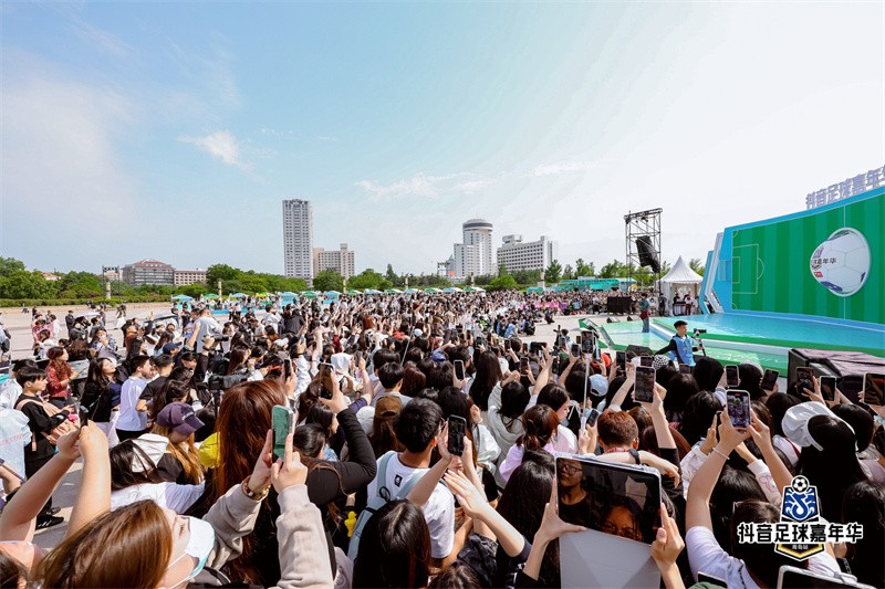 活動現(xiàn)場，圍觀市民熱情參與。青島市委網(wǎng)信辦供圖