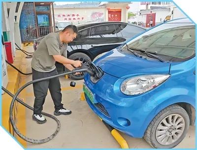 馬善強給新能源汽車充電。任曉霞攝（人民視覺）