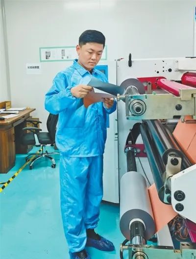 曾慶熙在生產(chǎn)車間查看產(chǎn)品質(zhì)量。康勝杰攝