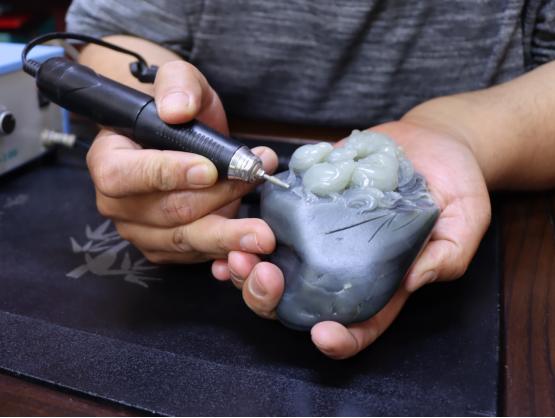 圖為宋濤在精心雕琢細節(jié)
