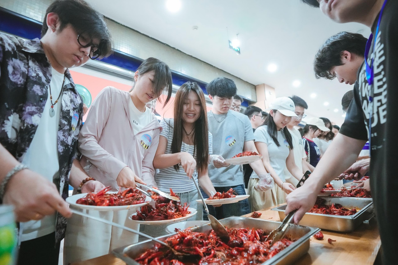 畢業(yè)生爭(zhēng)相品嘗小龍蝦。齊魯工業(yè)大學(xué)供圖
