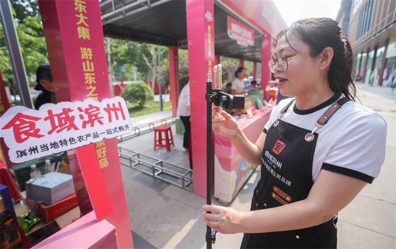 6月28日，在山東省鄒平市的夏季“黃河大集”田園豐收市集，來自濱州的美食博主在現(xiàn)場直播。