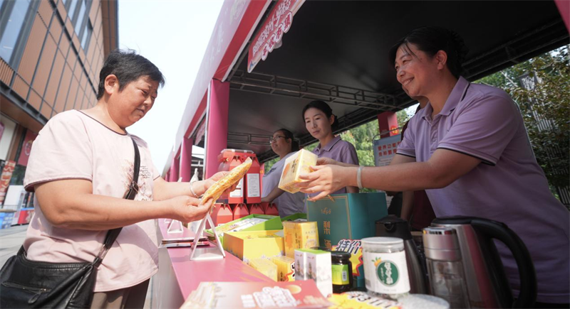  6月28日，在山東省鄒平市的夏季“黃河大集”田園豐收市集，鄒平市長山鎮(zhèn)金八方農(nóng)場人員銷售生產(chǎn)的飲品。