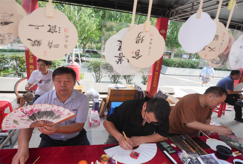 6月28日，在山東省鄒平市的夏季“黃河大集”文化扇市集，繪畫愛好者制作文化扇。