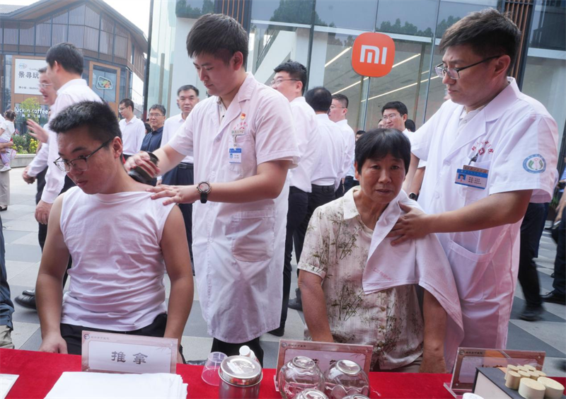  6月28日，在山東省鄒平市的夏季“黃河大集”中醫(yī)養(yǎng)生市集，醫(yī)生為顧客進(jìn)行中醫(yī)治療。