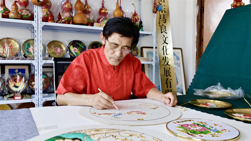 馬忠華在進(jìn)行東原掐絲粉彩制作。受訪者供圖
