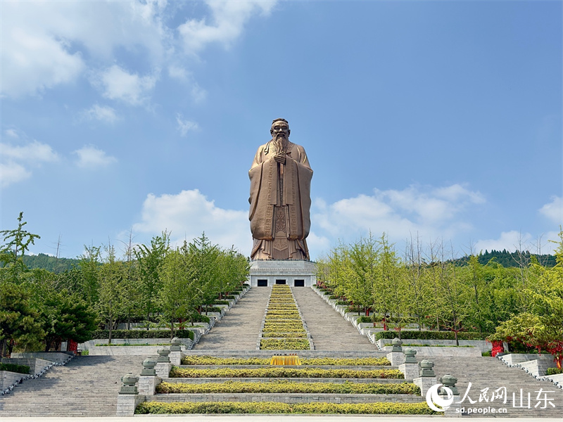 尼山圣境，孔子像巍然肅立。人民網(wǎng) 莊潤澤攝