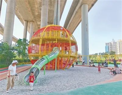 青島市市北區(qū)跨海大橋高架橋下的公園。閆 婧攝