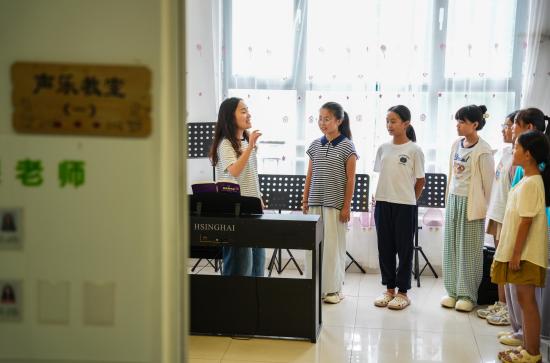 2025年7月22日，在山東省樂陵市市中街道春之聲培訓(xùn)中心，孩子們?cè)谝魳防蠋煹膸ьI(lǐng)下練習(xí)聲樂。