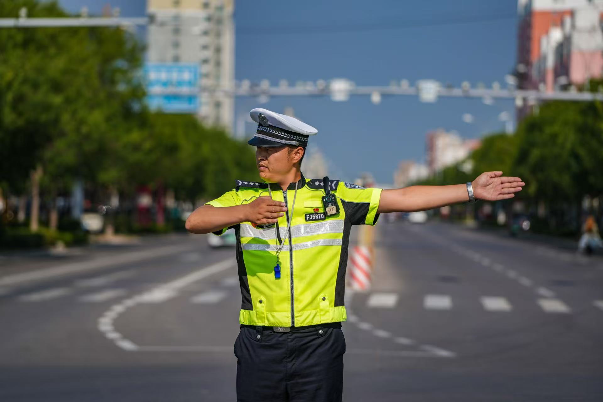 2025年7月28日，山東省樂陵市公安局交通管理大隊(duì)民警冒高溫在匯源大街路口執(zhí)勤。