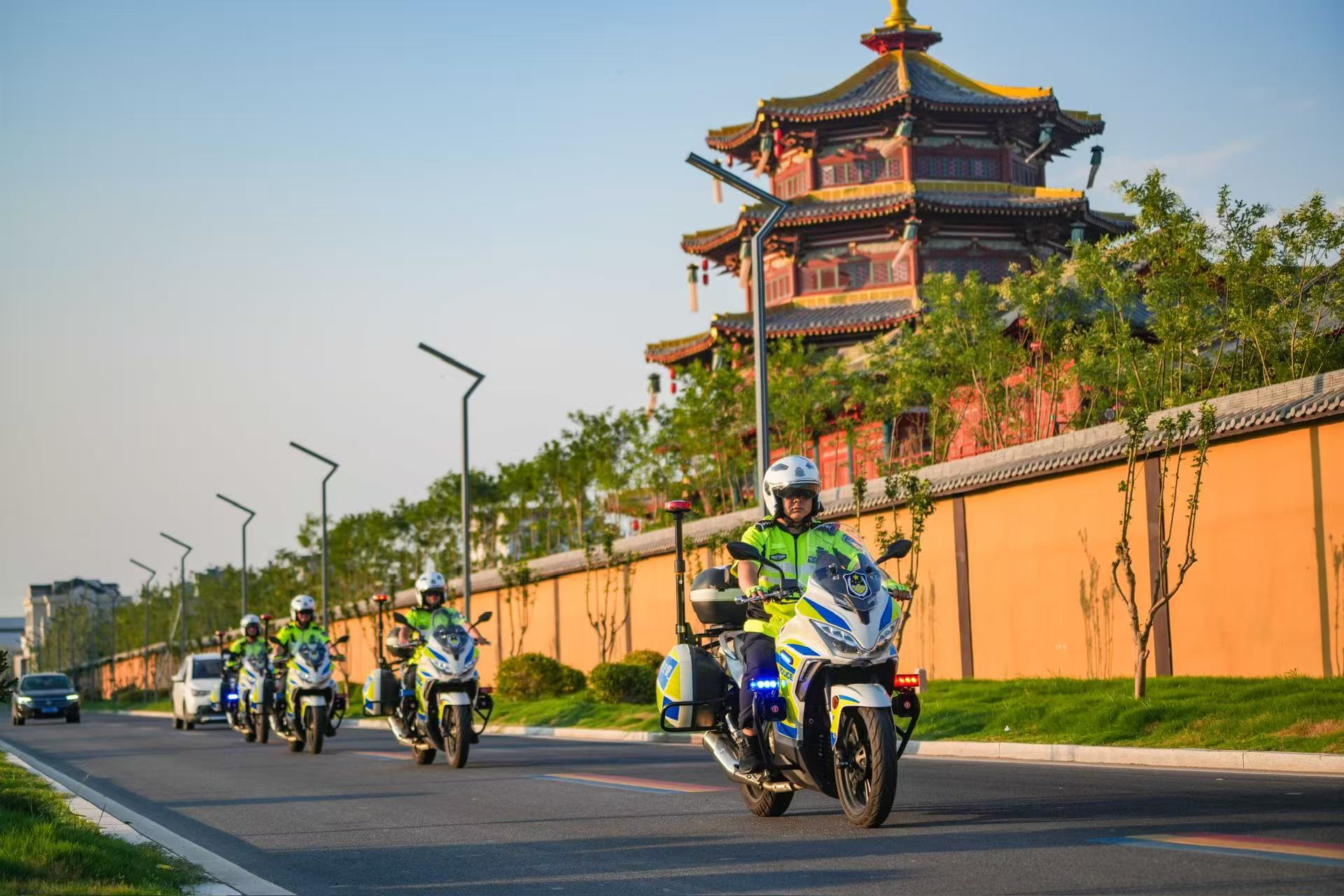 2025年7月28日，山東省樂陵市公安局交通管理大隊(duì)騎警在樂陵市影視城附近巡邏執(zhí)勤。