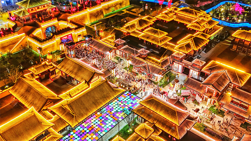 2025年8月9日，山東省樂陵影視城景區(qū)內(nèi)流光溢彩、游人如織（無人機(jī)照片）。