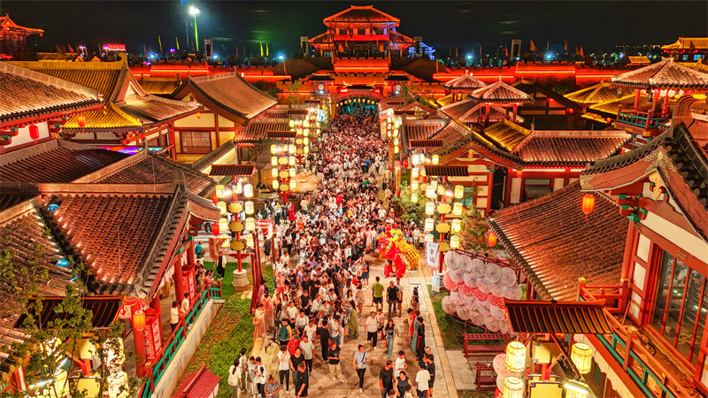 2025年8月9日，山東省樂陵影視城景區(qū)內(nèi)流光溢彩、游人如織（無人機(jī)照片）。