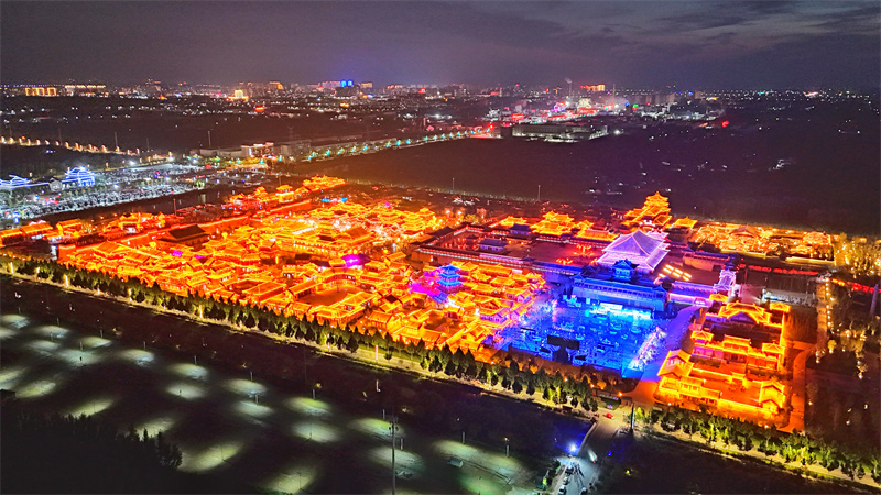 2025年8月9日，山東省樂陵影視城景區(qū)內(nèi)流光溢彩、游人如織（無人機(jī)照片）。