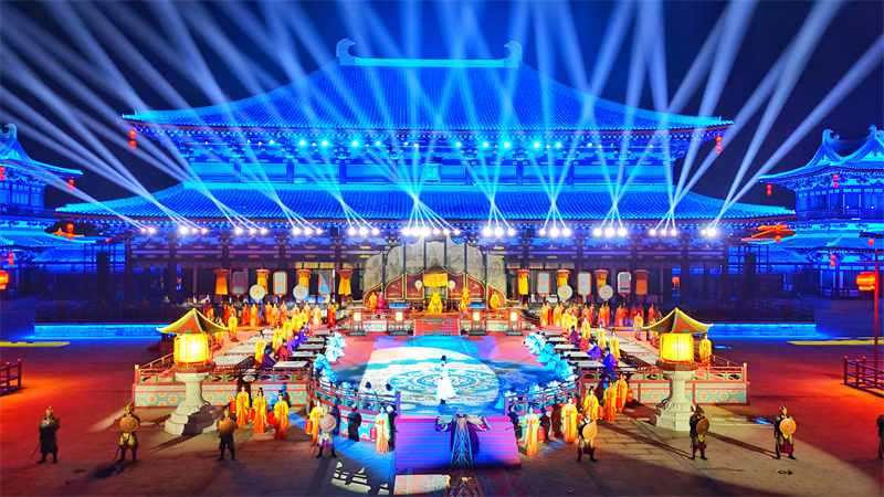 2025年8月9日，山東省樂陵影視城景區(qū)內(nèi)流光溢彩、游人如織（無人機(jī)照片）。