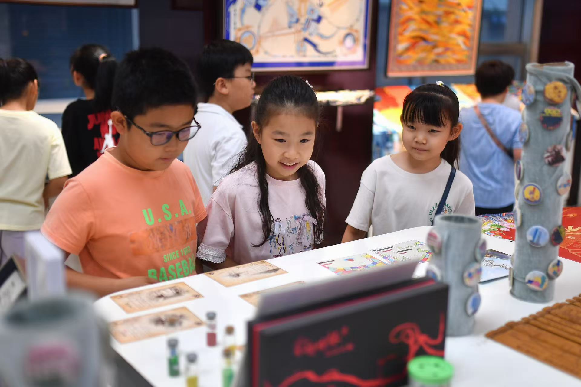 2025年8月9日，在山東省青島市勘察測繪研究院地圖文化展廳，嘉定路小學(xué)的學(xué)生在參觀“圖說青島”展臺。