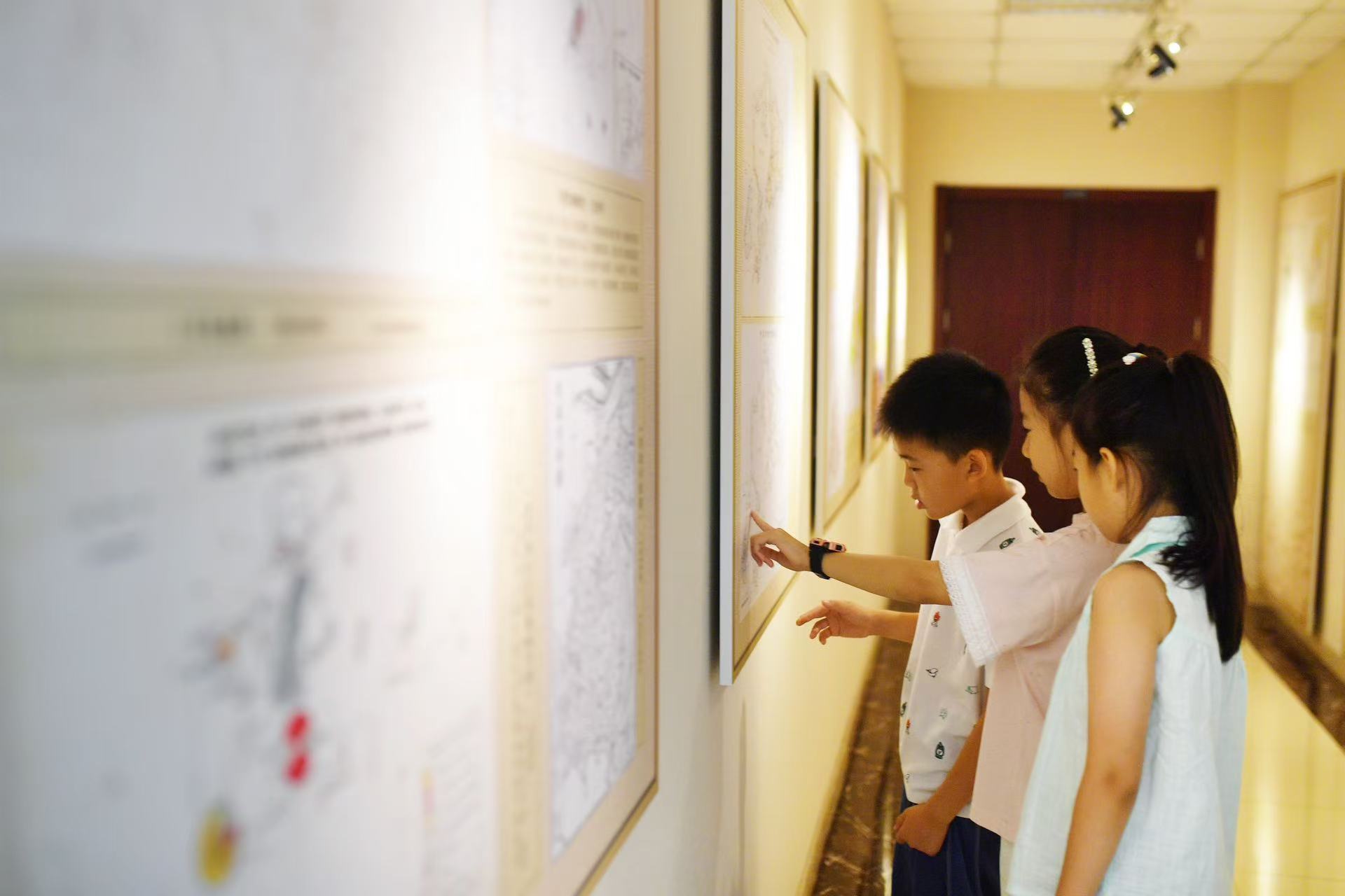 2025年8月9日，在山東省青島市勘察測繪研究院地圖文化展廳，嘉定路小學(xué)的學(xué)生在參觀歷史地圖展。