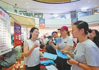 山東滕州重點(diǎn)用工企業(yè)暨高校畢業(yè)生專場(chǎng)招聘會(huì)上，企業(yè)代表（左一）向求職者介紹情況。李志軍攝（影像中國(guó)）