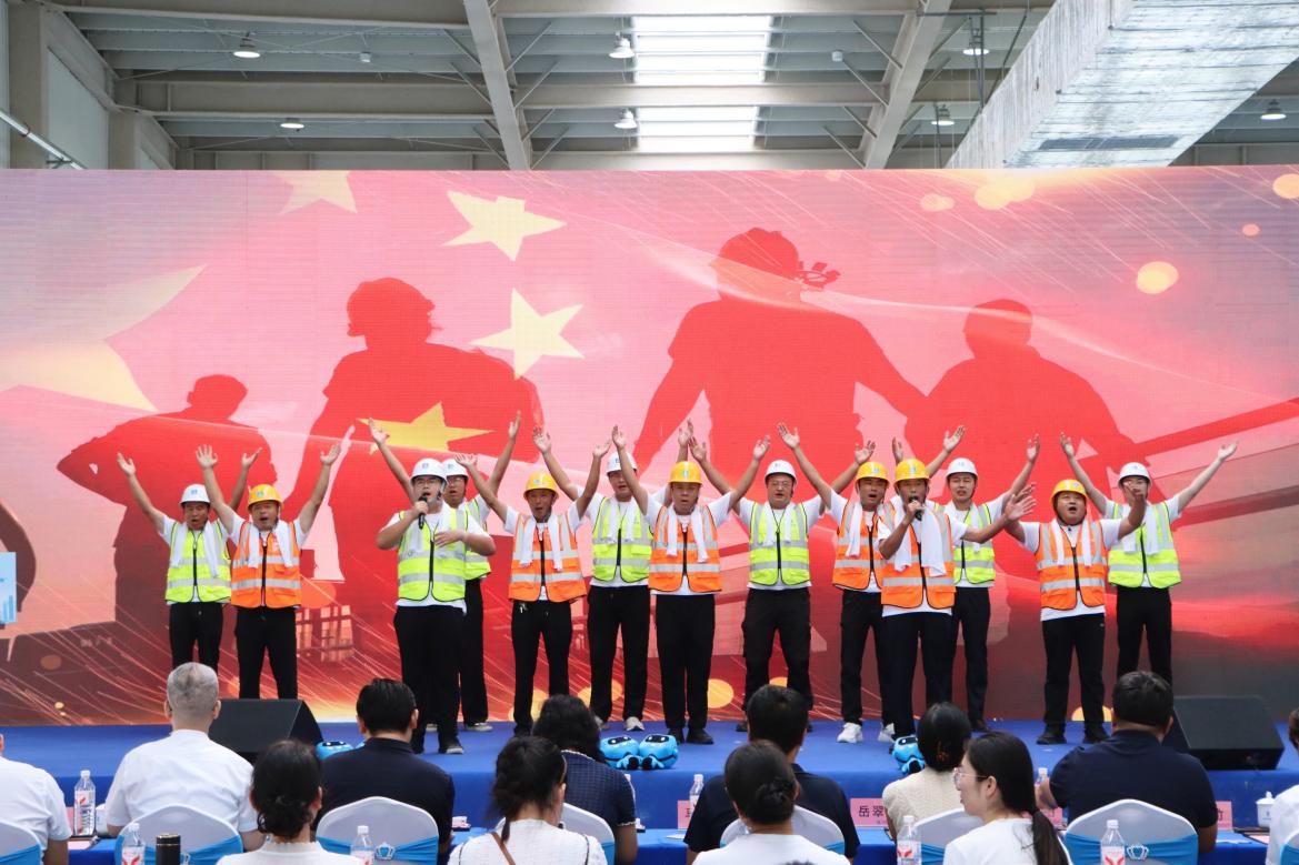 產(chǎn)業(yè)工人合唱《咱們工人有力量》