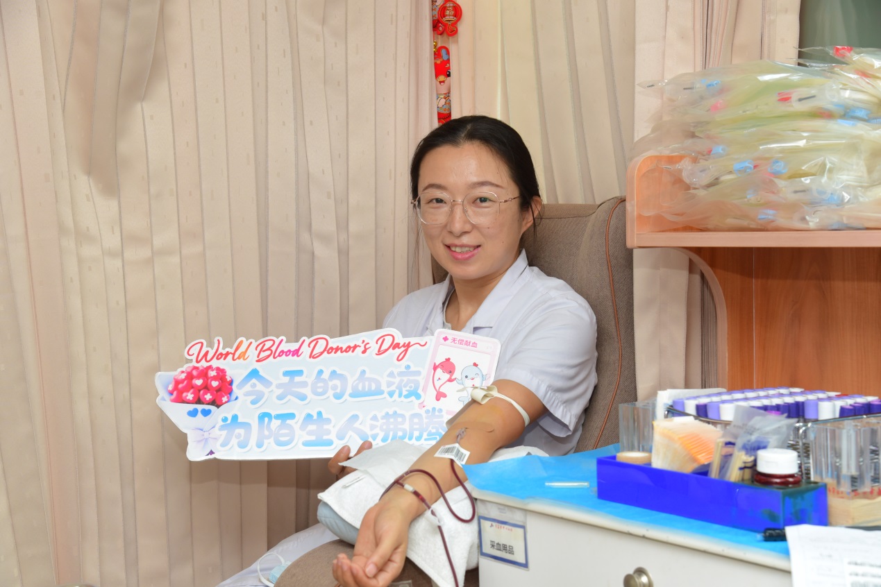醫(yī)保住院處工作人員邱吉鳳和同事們一起前來(lái)無(wú)償獻(xiàn)血。