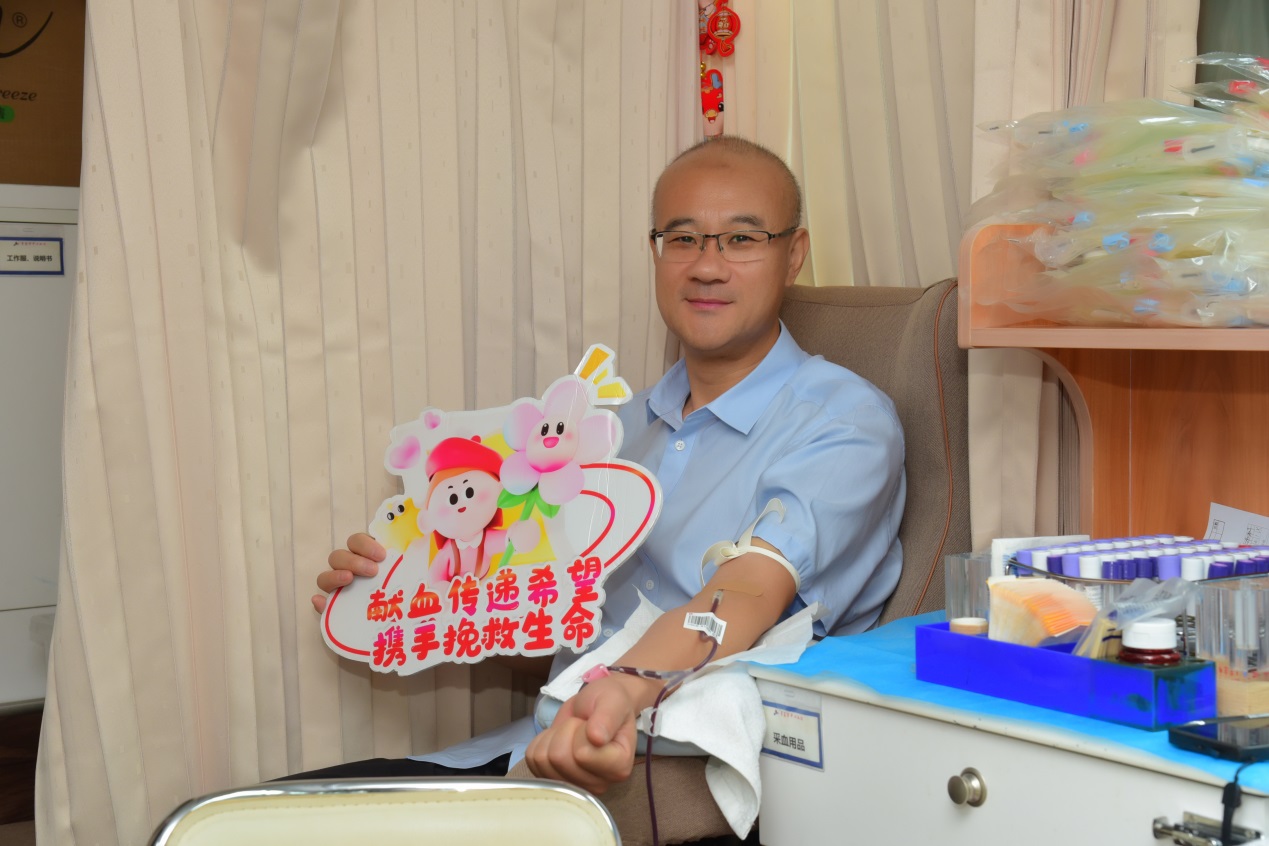 即墨區(qū)中醫(yī)醫(yī)院放射科主任房剛累計(jì)獻(xiàn)血31次，獻(xiàn)血總量達(dá)12200毫升。