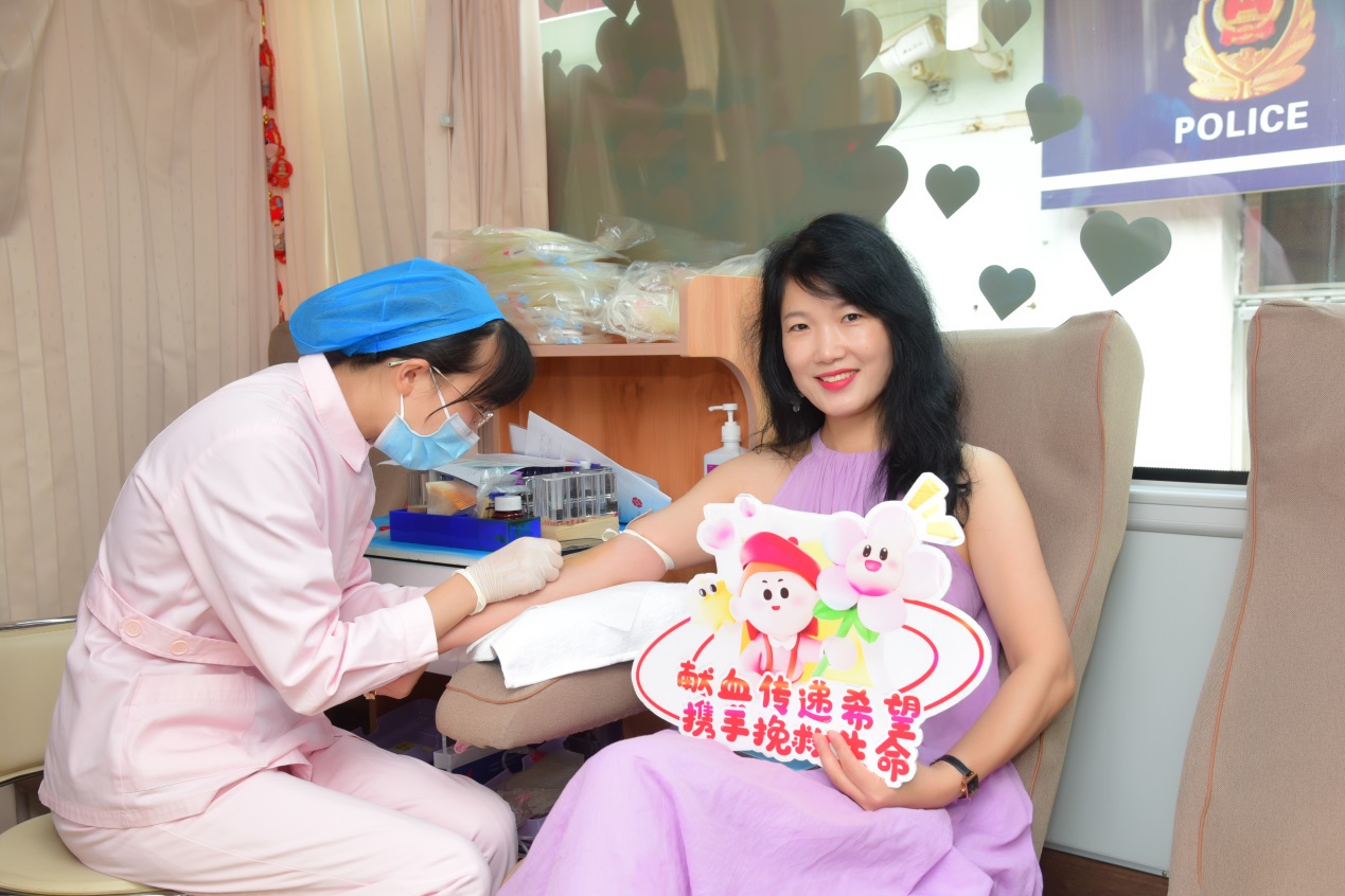 即墨區(qū)中醫(yī)醫(yī)院基層服務(wù)科工作人員房倩玉獻(xiàn)血總量達(dá)5000毫升。