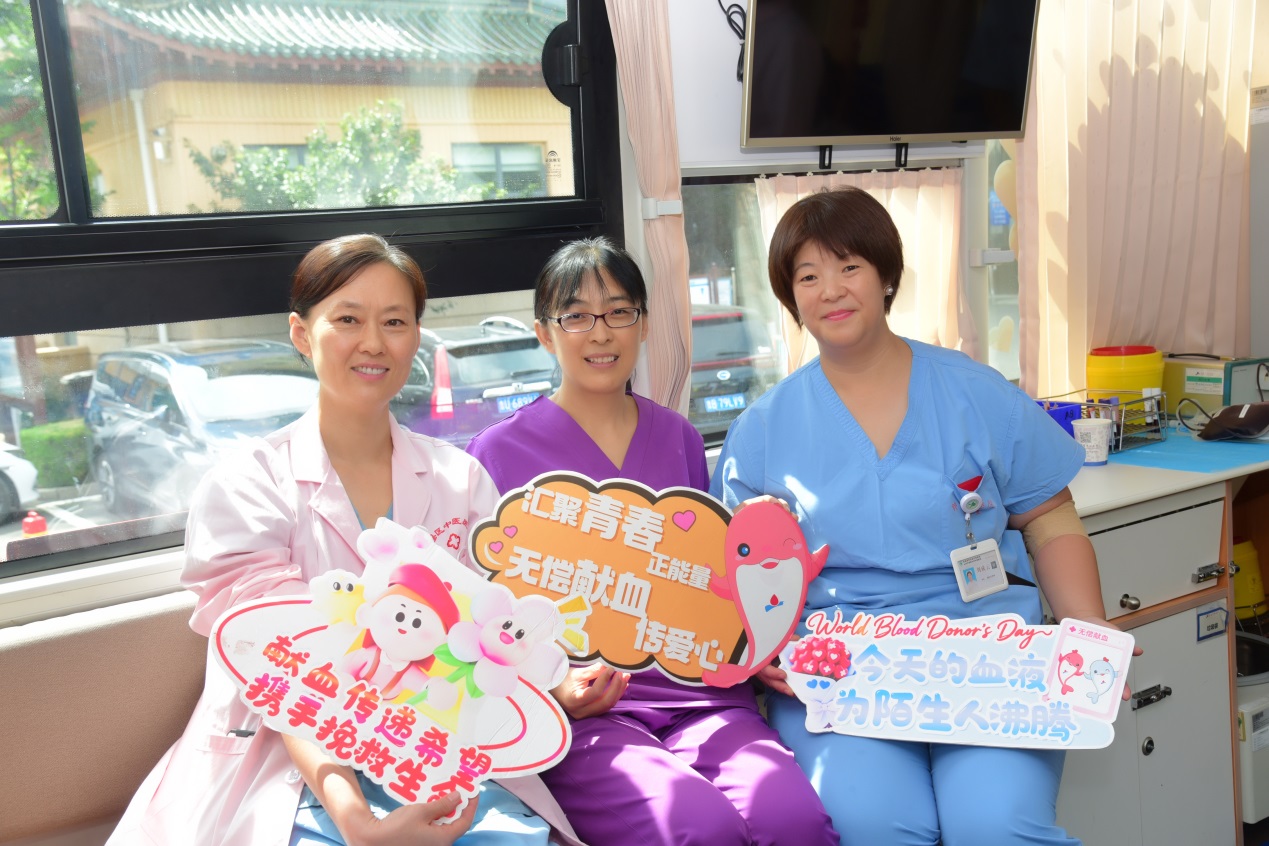 即墨區(qū)中醫(yī)醫(yī)院產(chǎn)科醫(yī)護(hù)人員“組團(tuán)”前來(lái)參加無(wú)償獻(xiàn)血活動(dòng)。