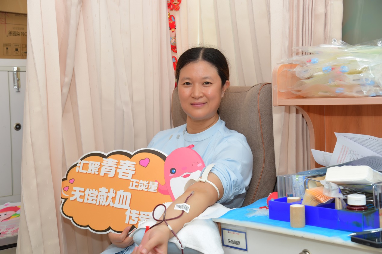 即墨區(qū)中醫(yī)醫(yī)院第八黨支部書(shū)記、兒科護(hù)士長(zhǎng)趙麗華挽起衣袖參與無(wú)償獻(xiàn)血活動(dòng)。