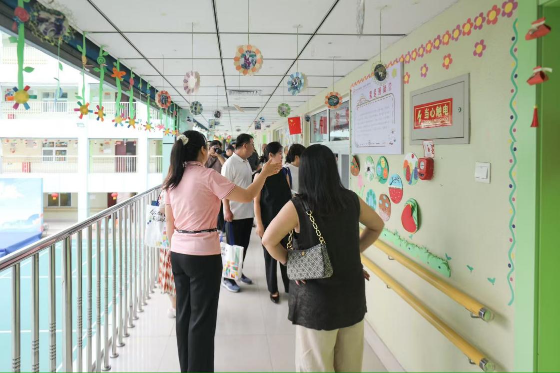 參觀福利院內各類功能教室和生活區(qū)域