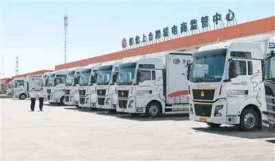 TIR貨車在傳化上合跨境電商監(jiān)管中心整裝待發(fā)。上合示范區(qū)供圖