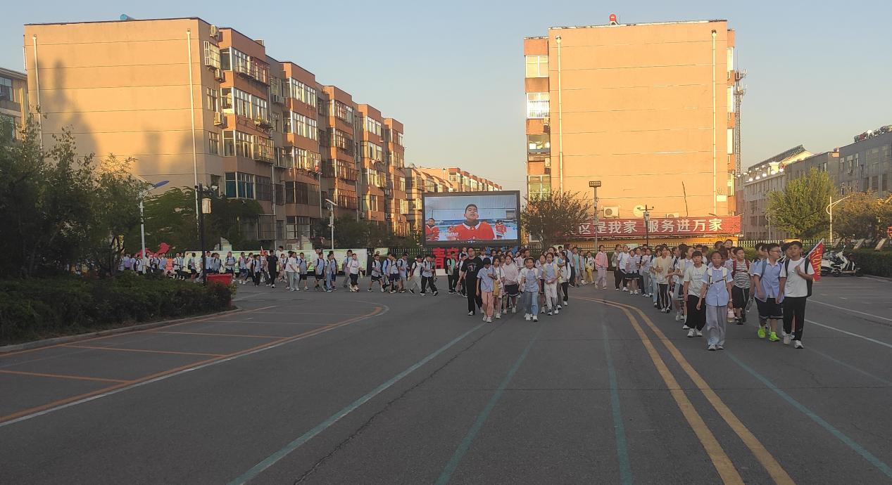 學(xué)校下午放學(xué)時間采納網(wǎng)友建議，道路擁堵得到緩解。濟(jì)南市信訪局供圖
