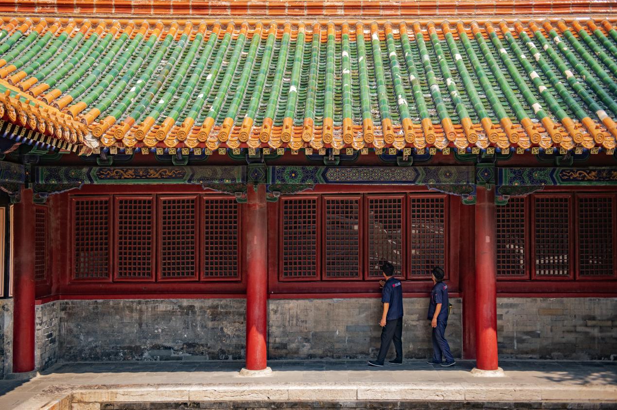 “三孔”古建隊(duì)工匠正在孔廟進(jìn)行檢查。楊國慶攝