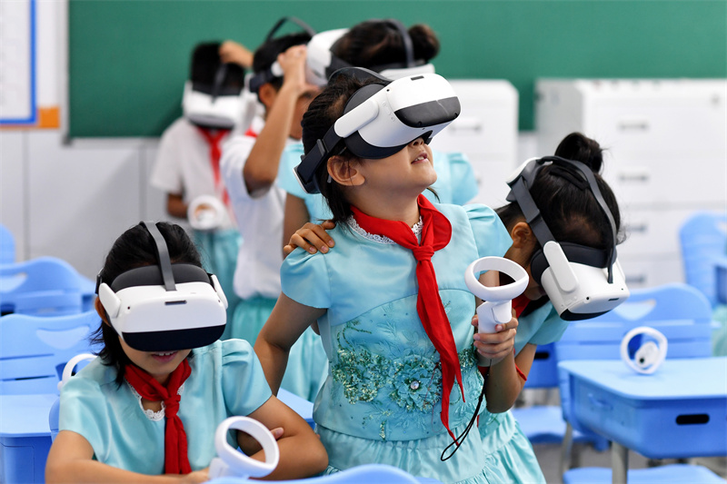 2025年9月25日，在山東省青島市市北區(qū)平安路第二小學(xué)開展的“校園科技之光”主題系列活動(dòng)上，學(xué)生們?cè)隗w驗(yàn)VR眼鏡。